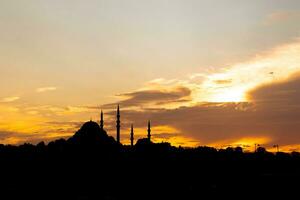 silueta de suleymaniye mezquita a puesta de sol. Ramadán o islámico concepto foto