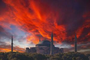 hagia Sofía y dramático nubes a puesta de sol. Ramadán o islámico foto