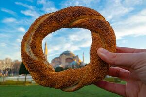 simit o turco rosquilla con hagia Sofía. viaje a Estanbul concepto foto