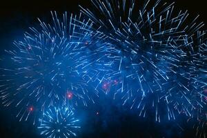 fuegos artificiales. azul de colores fuegos artificiales en nuevo año celebracion o 4to julio foto