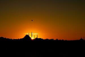Estanbul silueta a puesta de sol. nubes terminado el suleymaniye mezquita y Dom. foto