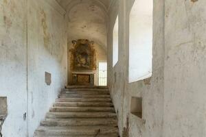 l'aquila, italia-agosto 12, 2021-ruinas de el ermita de el santo espíritu un antiguo Iglesia excavado dentro un acantilado con un bien conservado fresco, altar y ermitaño células. foto