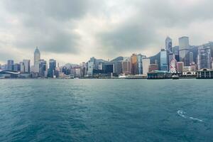 hong kong, marzo 27, 2019-vista de el hong kong rascacielos desde el transbordador cruce el victoria puerto durante un nublado día foto