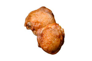 delicioso jugoso pollo muslos horneado con sal, especias y hierbas en un cerámico plato png