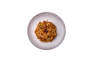 delicioso ásia udon prato com vegetais, cogumelos, sal e especiarias png