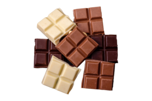 uma misturar do de várias tipos do delicioso doce chocolate quebrado para dentro cubos em uma Preto prato png