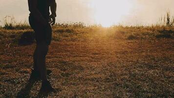 attraktiv jung Mann Dehnen im das Park Vor Laufen beim das Sonnenuntergang Fokus auf Schuhe video