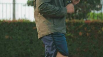 atleta corridore piedi in esecuzione su strada, jogging concetto a all'aperto. uomo in esecuzione per esercizio. video