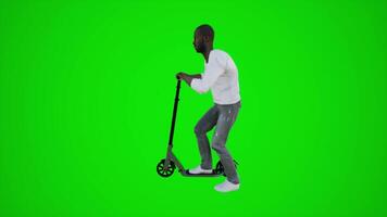 3d verde pantalla un africano deportista montando scooter en el calle desde lado ángulo video