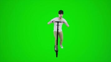 3d Grün Bildschirm männlich Trainer Reiten Roller im das Straßen von Europa von Vorderseite Winkel video