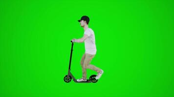 3d verde pantalla masculino entrenador montando scooter en el calles de Europa desde el espalda ángulo video