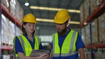 Operação trabalhadores verificação e inspecionando carga para pilha Itens para envio. machos trabalhador verificação a loja fábrica. indústria fábrica armazém. trabalhador digitalização pacote dentro armazém. video