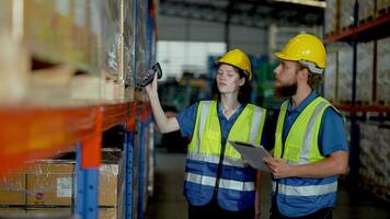 operatie arbeiders controle en inspecteren lading voor stack items voor Verzenden. mannetjes arbeider controle de op te slaan fabriek. industrie fabriek magazijn. arbeider scannen pakket in magazijn. video