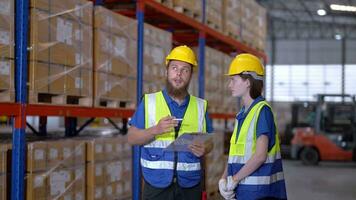 Betrieb Arbeitskräfte Überprüfung und inspizieren Ladung zum Stapel Artikel zum Versand. Männer Arbeiter Überprüfung das Geschäft Fabrik. Industrie Fabrik Lagerhaus. Arbeiter Scannen Paket im Lagerhaus. video