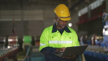 africano trabajadores ingeniero técnico participación teléfono inteligente para comprobación y inspeccionando a almacén fábrica. capataz reparando un parte de máquina para pesado industrial. video