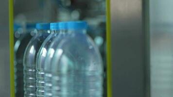 plastic fles stromen naar de machine naar bevatten portable waterfabriek van drank en schoon water met machine voor produceren drinken water. operatie van fabriek. drinken van omgekeerde osmose systeem. video