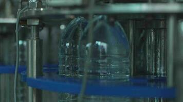 plastic fles stromen naar de machine naar bevatten portable waterfabriek van drank en schoon water met machine voor produceren drinken water. operatie van fabriek. drinken van omgekeerde osmose systeem. video