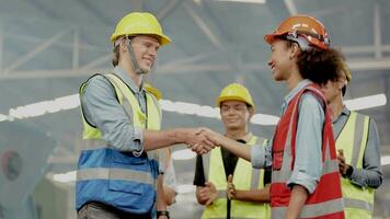 groupe de la diversité usine ouvrier gens inspecter et vérification local entrepôt, asiatique, blanc caucasien et asiatique gens dans lourd machine à industrie usine. concept ingénieur en fonctionnement et contrôle. video