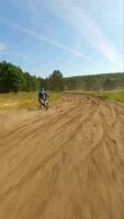 fpv van ruiters Aan motorcross bijhouden in langzaam beweging video