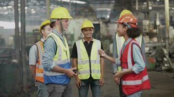 grupo de diversidad fábrica trabajador personas inspeccionando y comprobación local depósito, asiático, blanco caucásico y asiático personas en pesado máquina a industria fábrica. concepto ingeniero operando y control. video