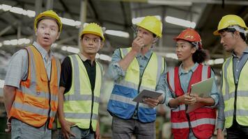 groep van verscheidenheid fabriek arbeider mensen inspecteren en controle lokaal magazijn, aziatisch, wit Kaukasisch en Aziatisch mensen in zwaar machine Bij industrie fabriek. concept ingenieur in werking en controle. video