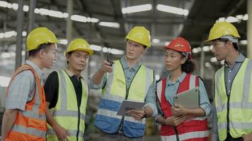 grupo do diversidade fábrica trabalhador pessoas inspecionando e verificação local armazém, asiático, branco caucasiano e ásia pessoas dentro pesado máquina às indústria fábrica. conceito engenheiro operativo e ao controle. video