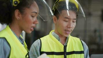 fabriek ingenieur arbeiders controle en aanpassen machine paneel. in de achtergrond ongericht groot industrieel fabriek. portret zwaar industrie arbeider Mens. kwaliteit zekerheid voor fabricage industrie. video