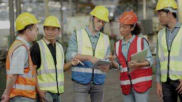 grupo de diversidad fábrica trabajador personas inspeccionando y comprobación local depósito, asiático, blanco caucásico y asiático personas en pesado máquina a industria fábrica. concepto ingeniero operando y control. video