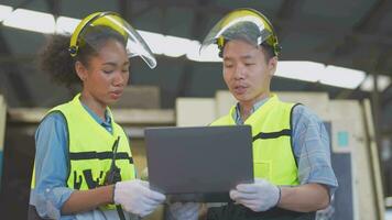 fábrica engenheiro trabalhadores verificação e ajustando máquina painel. dentro a fundo desfocado ampla industrial fábrica. retrato pesado indústria trabalhador cara. qualidade garantia para fabricação indústria. video