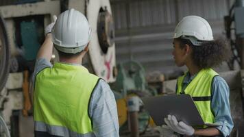 Fabrik Ingenieur Arbeitskräfte Überprüfung und einstellen Maschine Tafel. im das Hintergrund unkonzentriert groß industriell Fabrik. Porträt schwer Industrie Arbeiter Mann. Qualität Sicherheit zum Herstellung Industrie. video