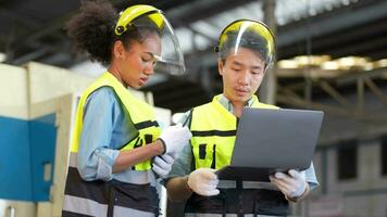 Fabrik Ingenieur Arbeitskräfte Überprüfung und einstellen Maschine Tafel. im das Hintergrund unkonzentriert groß industriell Fabrik. Porträt schwer Industrie Arbeiter Mann. Qualität Sicherheit zum Herstellung Industrie. video