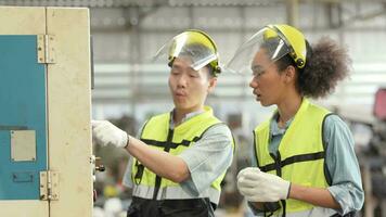 fabbrica ingegnere lavoratori controllo e regolazione macchina pannello. nel il sfondo sfocata grande industriale fabbrica. ritratto pesante industria lavoratore uomo. qualità garanzia per produzione industria. video