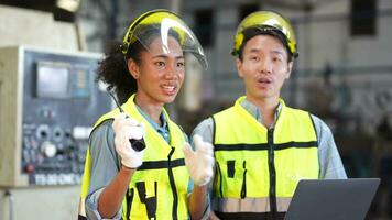 fabriek ingenieur arbeiders controle en aanpassen machine paneel. in de achtergrond ongericht groot industrieel fabriek. portret zwaar industrie arbeider Mens. kwaliteit zekerheid voor fabricage industrie. video