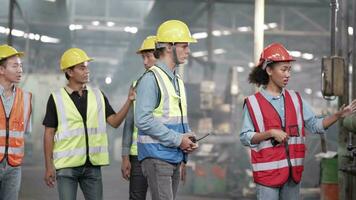 groep van verscheidenheid fabriek arbeider mensen inspecteren en controle lokaal magazijn, aziatisch, wit Kaukasisch en Aziatisch mensen in zwaar machine Bij industrie fabriek. concept ingenieur in werking en controle. video