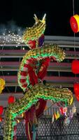 Drago danza durante Cinese nuovo anno celebrazione nel Chinatown, bangkok Tailandia video