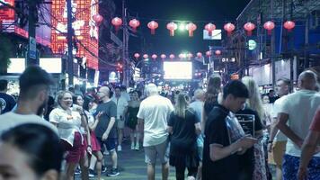 vita notturna patong a piedi strada bangla strada, famoso shopping e divertimento destinazione a patong spiaggia durante notte tempo con affollato persone video