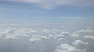 dick Wolke über das schön Ozean von Wolken Über Meer Ozean Küste Landschaft im tropisch Reise Bestimmung von Phuket video