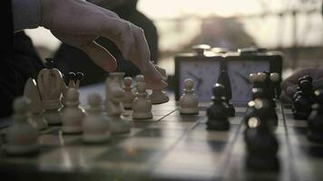 une échecs joueur se déplace le blanc pièces video