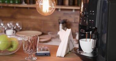 koffie machine in een bar voorbereidingen treffen een kop van mooi zo oud zwart espresso. stabiel schot van een koffie wezen bereid binnen van een koffie winkel. video