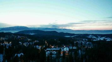 aérien vue de le coucher du soleil plus de le montagnes dans hiver video