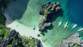 agradável tropical de praia com encalhado filipino barcos video