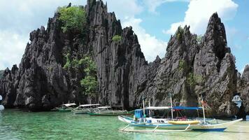 agradável tropical de praia com encalhado filipino barcos video