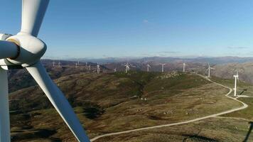 vento turbinas dentro a montanhas aéreo Visão video