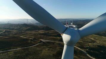 wind turbines in de bergen antenne visie video