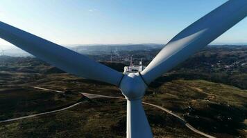vent turbines dans le montagnes aérien vue video