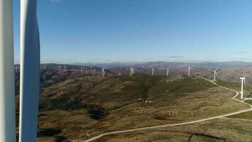 vento turbinas dentro a montanhas aéreo Visão video