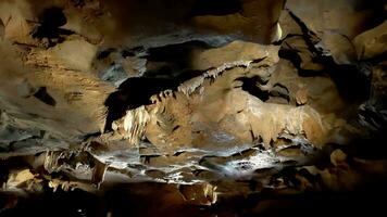 une la grotte avec stalactites sur le plafond. criques de sant joseph video