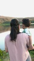 mãe e filho viagem, relaxar, ao ar livre dentro natureza. video