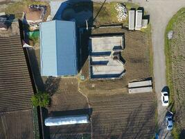 edificios en el sitio. hangar desde metal perfil, acanalado. el Fundación de el casa. foto