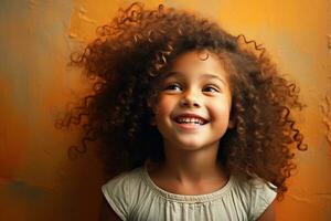 ai generado retrato de contento sonriente pequeño niña con Rizado pelo en naranja antecedentes. ai generado. foto